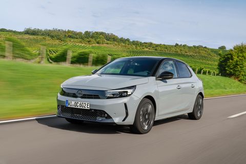 Wendig auf Landstrassen: Der neue Corsa Electric in der Version GS Long Range, Farbe "Grafik Grau".