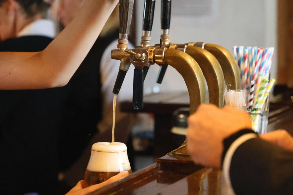 Damit setzt sich der langjährige Abwärtstrend beim Bierkonsum in Deutschland 2023 fort. 2022 hatte es verglichen mit dem Pandemiejahr 2021 noch einen leichten Anstieg gegeben. „Insgesamt ist die Produktion von alkoholhaltigem Bier in Deutschland in den letzten zehn Jahren um zwölf Prozent zurückgegangen“, meldeten die Statistiker. Ganz anders sah es hingegen beim alkoholfreien Bier aus.