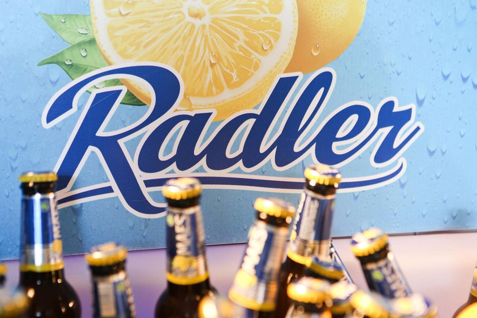 Einen besonders starken Rückgang gab es 2023 bislang jedoch bei den Biermischgetränken wie Radler. Die Kombination von Bier mit Cola, Limonade, Saft oder anderen alkoholfreien Zusätzen sank im ersten Halbjahr um 8,6 Prozent auf 211,1 Millionen Liter. Diese Produkte machten 5,0 Prozent des gesamten Bierabsatzes aus. Im Zehn-Jahres-Vergleich gab es bei den süßen Mixgetränken mit weniger Alkohol aber einen Anstieg um fast ein Viertel.