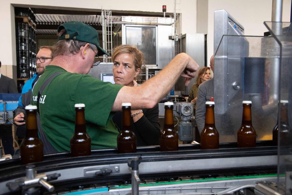 Keine Steuern werden auch auf den sogenannten Haustrunk erhoben. Dabei handelt es sich um Bier, das an der Produktionsstätte oder von Beschäftigten von Brauereien getrunken wird. Hier gab es den deutlichsten Anstieg im Vergleich zum ersten Halbjahr 2023. Destatis meldete ein Plus von 3,7 Prozent auf immerhin 5,6 Millionen Liter.