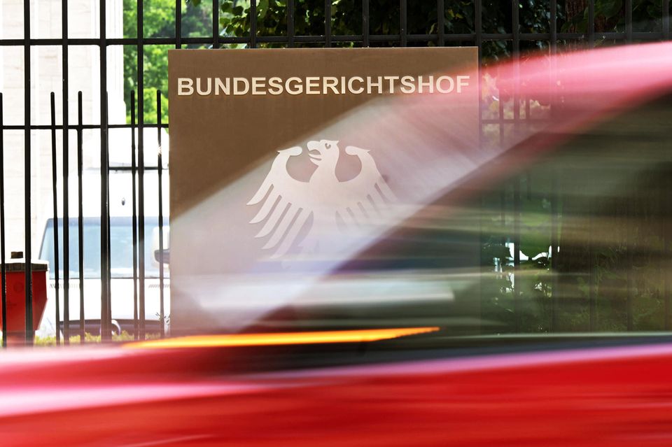 Ein Hinweisschild mit Bundesadler und dem Schriftzug Bundesgerichtshof