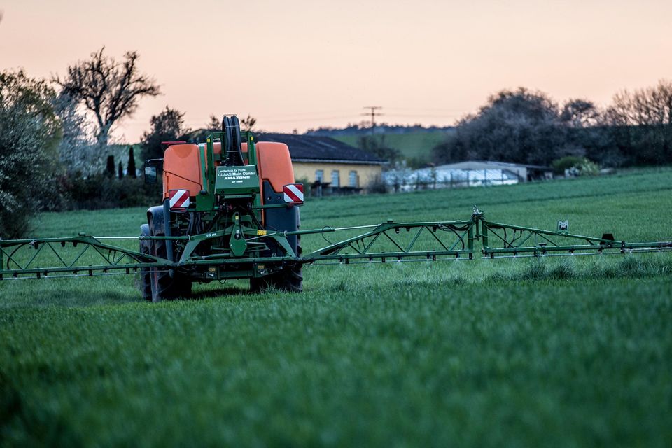 Ein Landwirt bringt ein Pflanzenschutzmittel auf das Feld aus