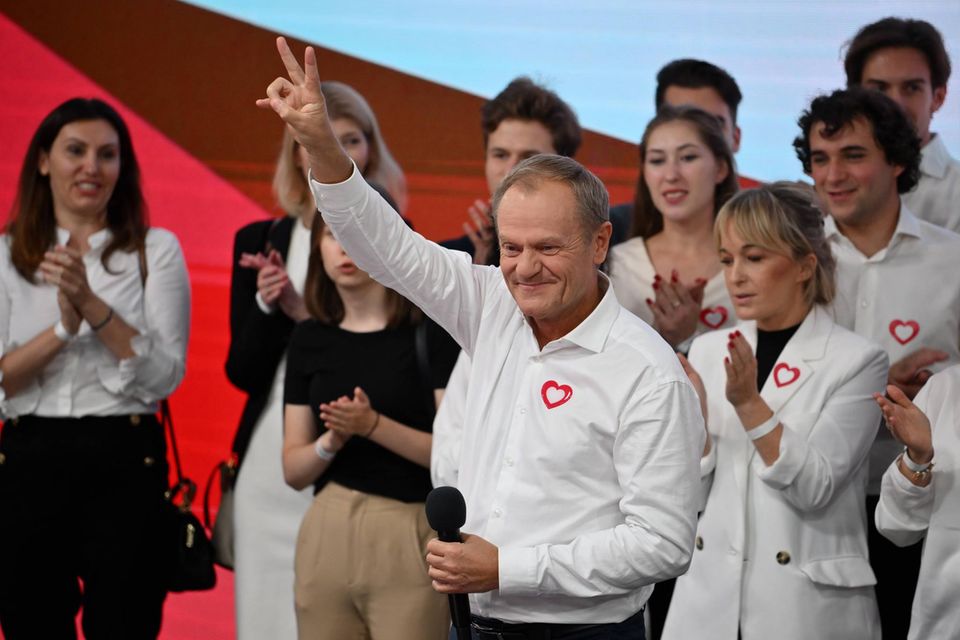Donald Tusk zeigt das Victory-Zeichen