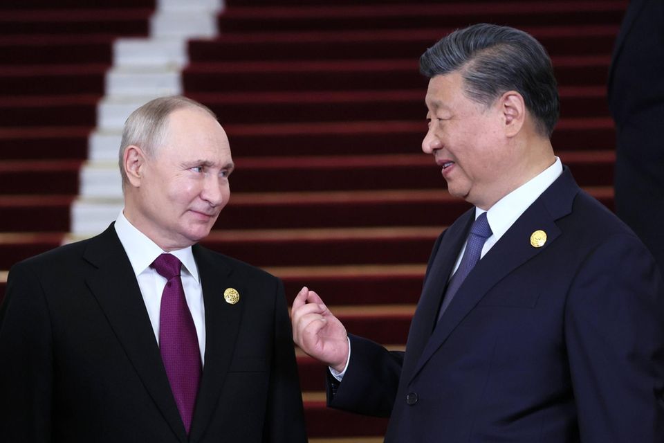 Wladimir Putin und Xi Jinping begrüßen sich