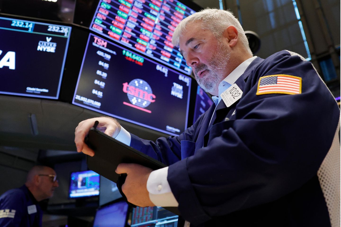 Ein Aktienhändler arbeitet im Handelssaal der New Yorker Börse