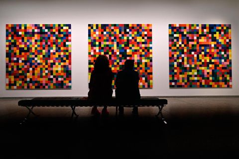 Besucher der Gerhard-Richter-Ausstellung „100 Werke für Berlin“ vor dem Werk „4900 Farben“