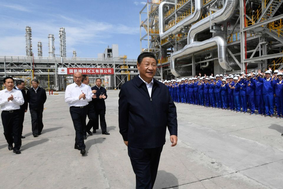 Chinas Präsident Xi Jinping beim Besuch einer Chemiefabrik