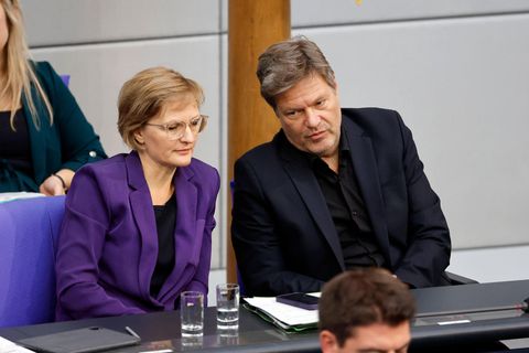 Außenwirtschaftsteam: Bundeswirtschaftsminister Robert Habeck und Staatssekretärin Franziska Brantner bei einer Sitzung im Bundestag