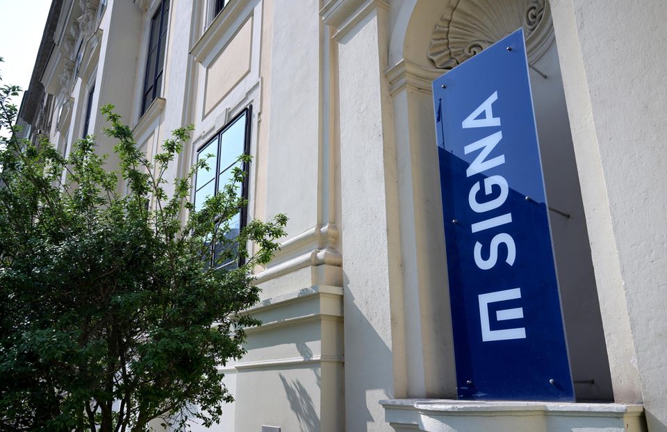 Logo der Signa Holding an einem Bürogebäude in Wien