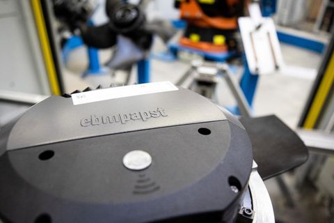 Das Logo des Ventilatorenherstellers EBM-Papst ist auf dem Motor eines Ventilators zu sehen.
