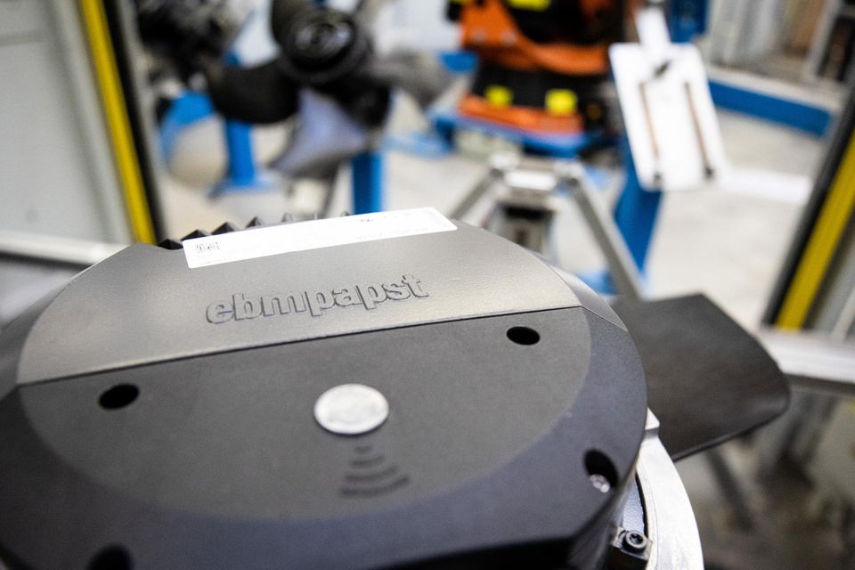 Das Logo des Ventilatorenherstellers EBM-Papst ist auf dem Motor eines Ventilators zu sehen.