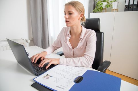 Eine Frau schreibt auf ihrem Computer
