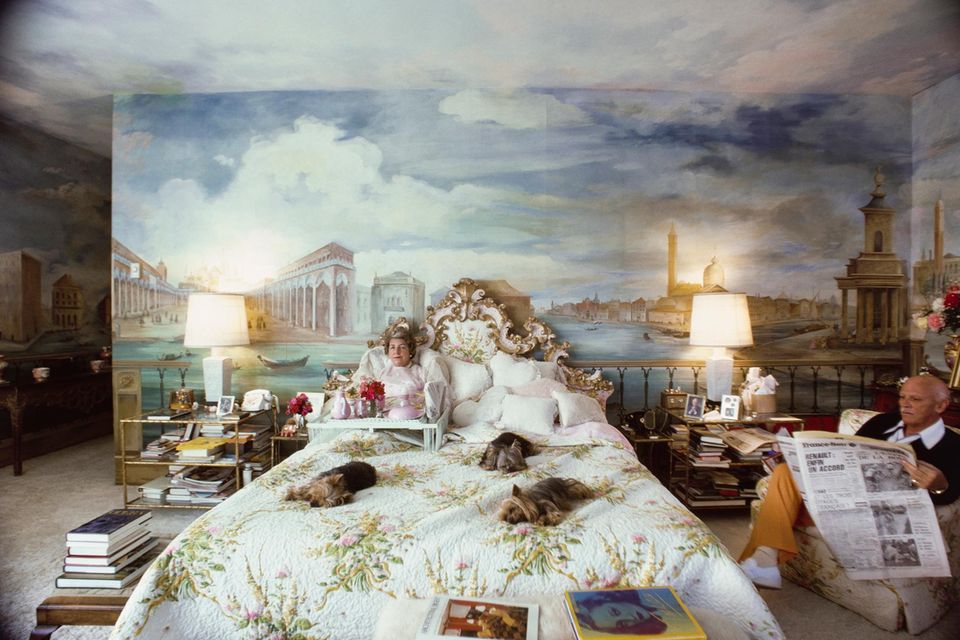 Haus in Montecito, einer opulenten Wohnenklave in Santa Barbara, Kalifornien. Die Besitzer, die Familie Saunderson, ließ die Wände ihres Schlafzimmers von dem englischen Künstler John Sander bemalen.