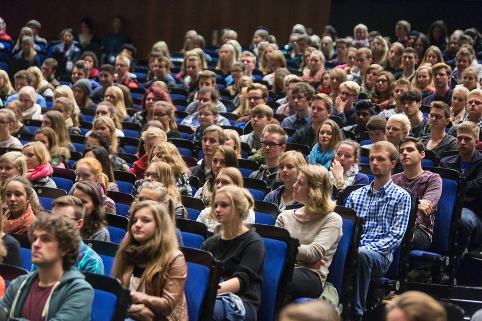 Studierende an der Uni Münster. Für viele, die einen KfW-Studierendenkredit aufgenommen haben, werden die finanziellen Belastungen deutlich größer