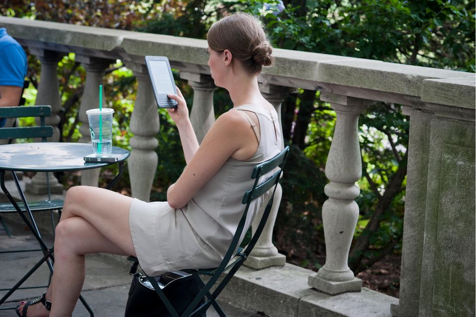 Amazon hat nicht nur den Handel digitalisiert. Der Konzern trieb auch den Siegeszug der E-Bücher maßgeblich voran. Der Kindle eReader gehört deshalb selbstverständlich zu den Top-Produkten aus 25 Jahren Amazon Deutschland (der Hersteller fasste hier offenbar alle Versionen des Geräts zusammen). Auf die Bestenliste schafften es laut dem Unternehmen auch der Echo Smart Speaker und der Fire TV Streaming Mediaplayer.