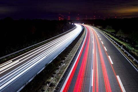 Autobahn A13 zwischen Berlin und Dresden bei Nacht. Das Befahren wird für den Güterverkehr bald deutlich teurer