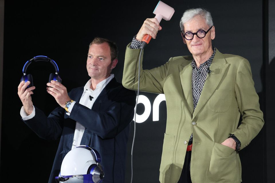 Staubsauger-Pionier James Dyson mit einem Föhn in der Hand