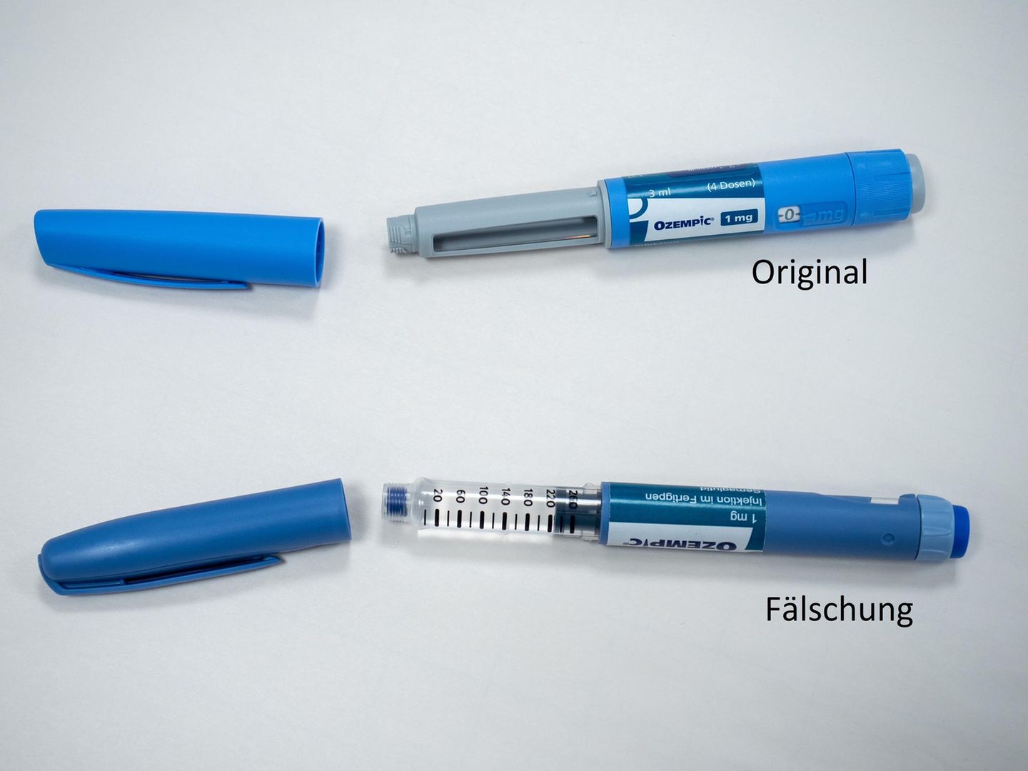 Zwei blaue Injektions-Pens, oben in hellblau das Original-Diabetesmittel Ozempic, unten eine Fälschung