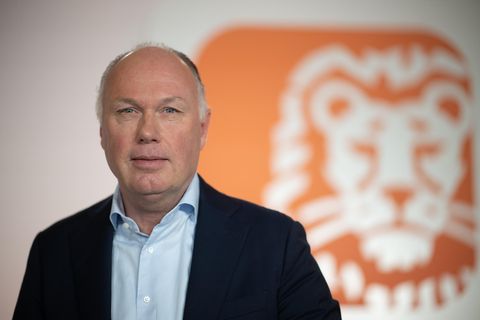 Nick Jue, Chef von ING Deutschland, steht bei der Bilanzpressekonferenz vor dem Logo der Bank