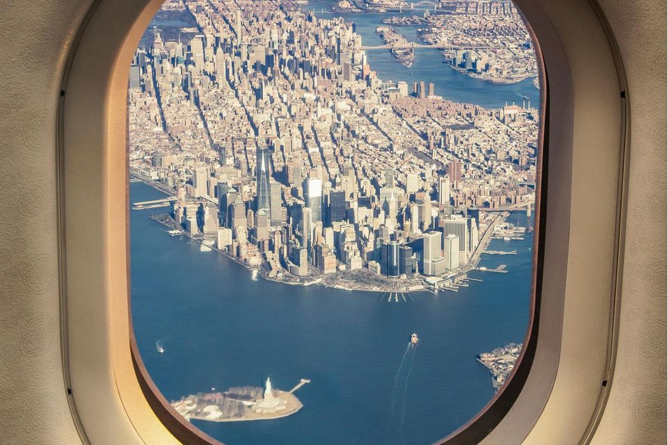 Blick auf New York aus dem Fenster eines Flugzeugs