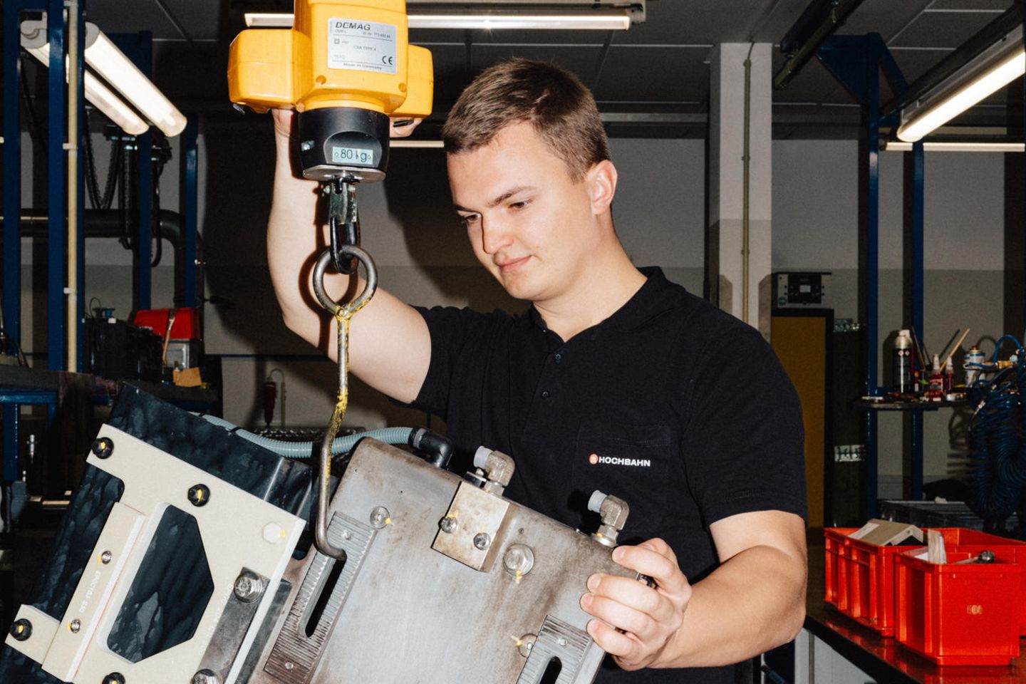Azubi Tim Wisbar transportiert den Stromabnehmer einer U-Bahn