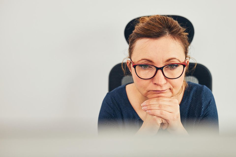 Frustrierte Angestellte im Büro