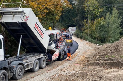 Biobitumen wird auf einen Radweg aufgetragen