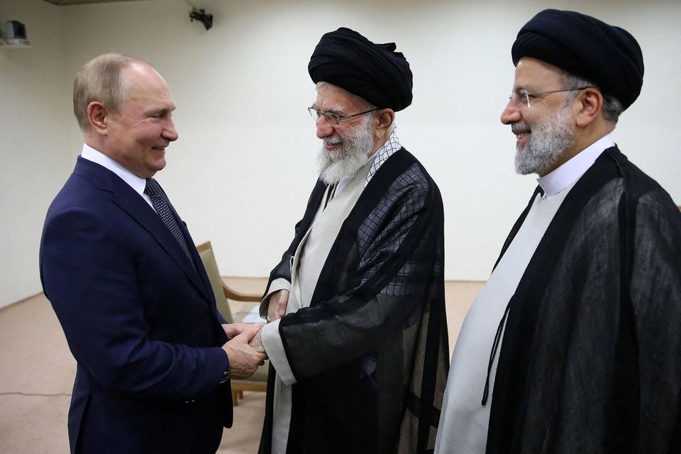 Russlands Präsident Wladimir Putin trifft im Juli 2022 den obersten iranischen Religionsführer Ayatollah Ali Khamenei (Mitte) in Teheran