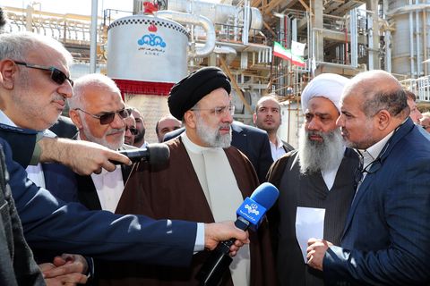 Präsident Ebrahim Raisi besucht am „Tag der Ölverstaatlichung“ eine neue Großraffinerie in Abadan