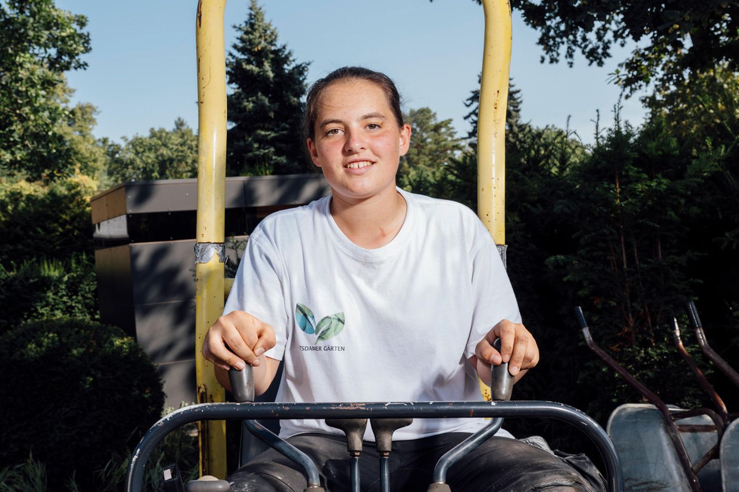 Louisa Schmiediche lernt bei der PGG Landschaftsbau