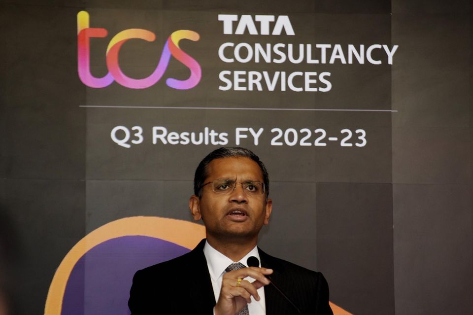 Tata Consultancy Services (TCS) ist ein Anbieter von IT-Dienstleistungen, Beratung und Geschäftslösungen. Das Unternehmen mit Hauptsitz in Mumbai wurde 1968 gegründet und gehört zum Mischkonzern Tata-Gruppe. TCS ist seit 1991 auch in Deutschland aktiv. Zu den Kunden gehören nach eigenen Angaben 20 Dax-40-Unternehmen. TCS beziffert die Mitarbeiterzahl auf seiner Internetseite auf 600.000+. Laut Statista belief sie sich zuletzt auf exakt 614.000 (Stand: August 2023). Damit kam das indische Unternehmen im Ranking des Datendienstes zu den Unternehmen mit den meisten Mitarbeitern auf Platz zehn – knapp hinter dem größten deutschen Autobauer.