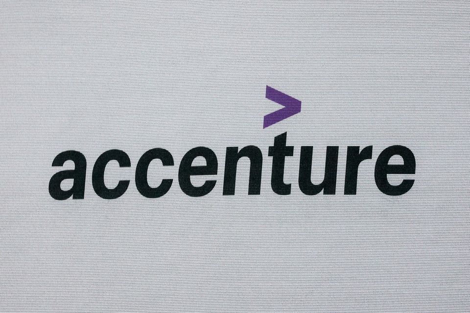 Unternehmensberatung ist ein personalintensives Geschäft. Neben Tata Consultancy Services kam mit Accenture gleich eine weitere Branchengröße in die Top 10. Accenture mit Sitz in Dublin beschäftigt den Angaben zufolge weltweit 721.000 Menschen und sicherte sich damit Platz acht der weltweit größten Arbeitgeber.