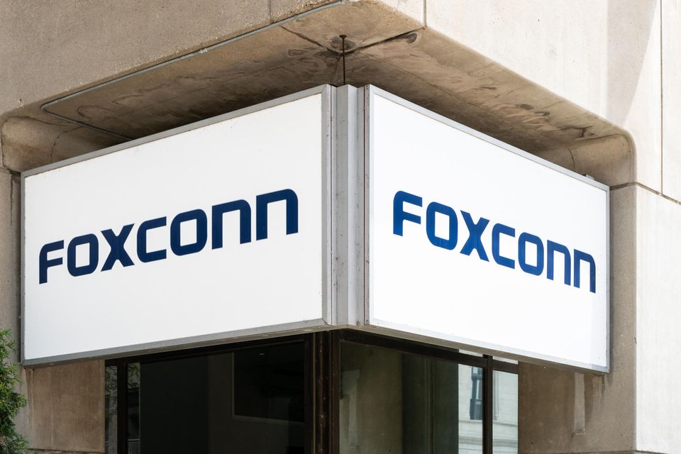 Foxconn gilt als der größte private Arbeitgeber in China. Das taiwaneische Unternehmen, das unter anderem für Apple produziert, kam in dem Ranking mit 827.000 Beschäftigten auf Platz sechs. Doch auch Foxconn hat zunehmend Probleme, in China qualifziertes Personal zu niedrigen Löhnen zu finden – und verlagert die Produktion verstärkt unter anderem nach Vietnam.