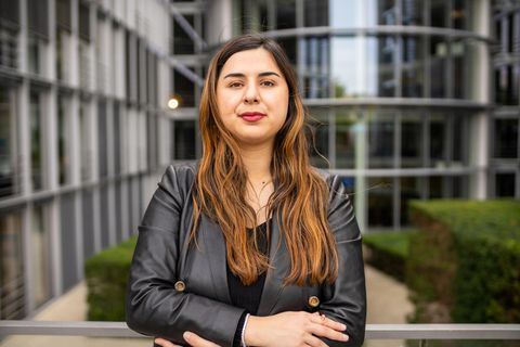 Mina Saidze ist KI-Expertin, Autorin und Gründerin. Ihr Buch „FairTech: Digitalisierung neu denken für eine gerechte Gesellschaft“ ist im Quadriga Verlag erschienen