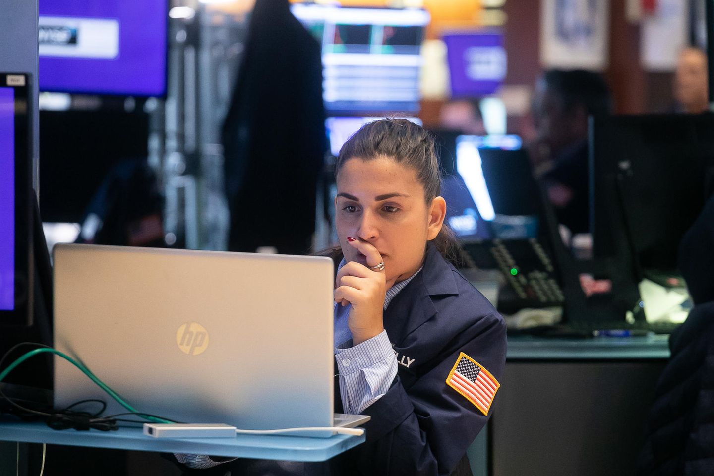 Eine Händlerin arbeitet auf dem Parkett der New Yorker Börse