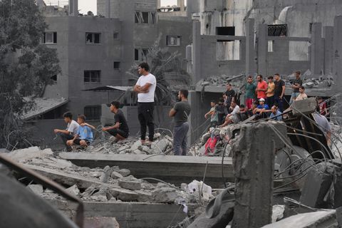 Palästinenser betrachten die Schäden nach einem israelischen Luftangriff im Gazastreifen