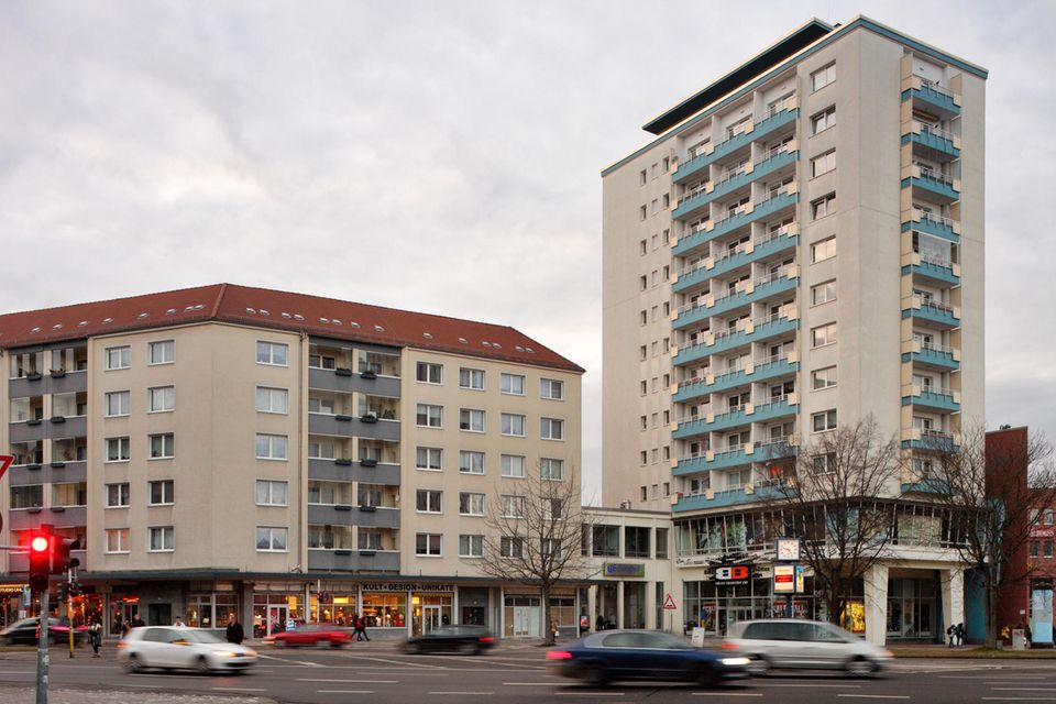 Die Statistiker ermittelten auch die sogenannte Mietbelastungsquote, also wie viel vom durchschnittlichen Einkommen in einer Region für die Miete verwendet werden muss. Auch hier rangierte die Region Chemnitz mit 21,4 Prozent bundesweit auf dem letzten Platz und das mit deutlichem Abstand. Es folgten Dresden (23,8 Prozent) Leipzig (24,0 Prozent), Thüringen (24,2 Prozent) sowie Sachsen-Anhalt (24,4 Prozent).