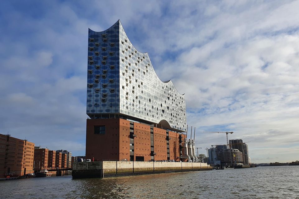 Der beste Weg zur bezahlbaren Wohnung führt in Hamburg für Normalverdiener über Genossenschaften. Aber auch hier treiben Nachfrage und Sanierungen die Kosten in die Höhe. Destatis ermittelte zuletzt in dem Stadtstaat einen durchschnittlichen Preis für Bruttokaltmieten von 10,90 Euro je Quadratmeter. Eine Region konnte das aber noch locker toppen.