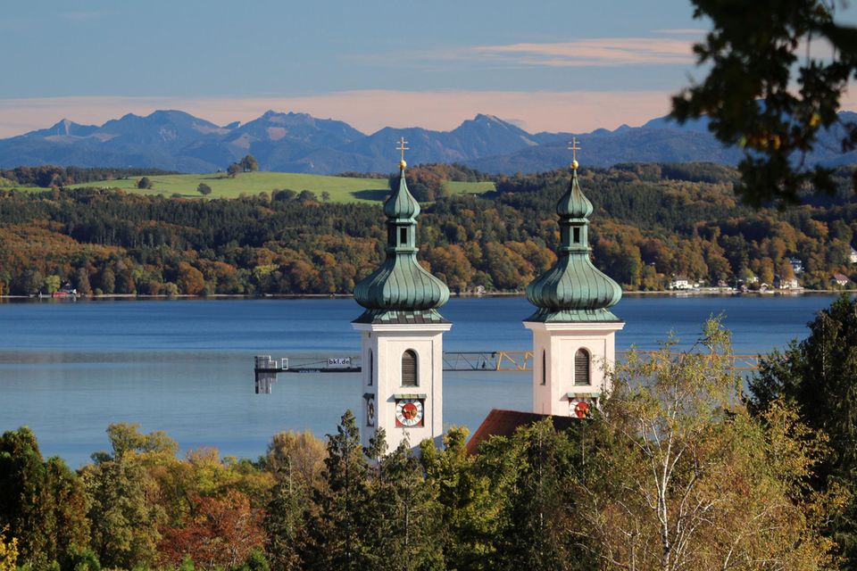 Dass Oberbayern mit der Landeshauptstadt München auf Platz eins der teuersten Wohngegenden liegt, ist keine Überraschung. Allerdings sticht Oberbayern mit dem großen Abstand zur Nummer zwei, Hamburg, hervor. Die Statistik ergab einen durchschnittlichen Mietpreis von 12,20 Euro je Quadratmeter. Das waren 1,30 Euro mehr als bei Hamburg. Allerdings verdienten die Münchner und auch die Hamburger im Schnitt sehr gut. So waren gemessen am Einkommen drei andere Regionen die teuersten in Deutschland.