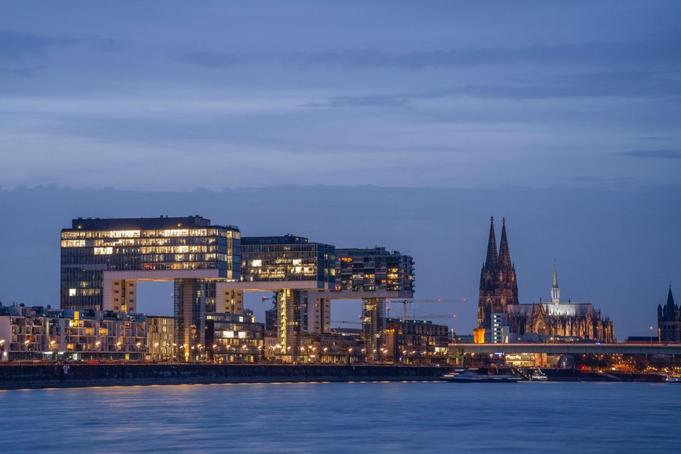 Berücksichtigt man das Einkommen, mussten Kölner bundesweit am meisten für ihre Miete bezahlen. Im dortigen Regierungsbezirk belief sich das durchschnittliche Mietniveau auf 30,7 Prozent der örtlich üblichen Einkommens. Es folgten Bremen (30,4 Prozent) und der Regierungsbezirk Darmstadt (30,3 Prozent). Bundesweit verschlang die Miete im Schnitt 27,8 Prozent des Einkommens.