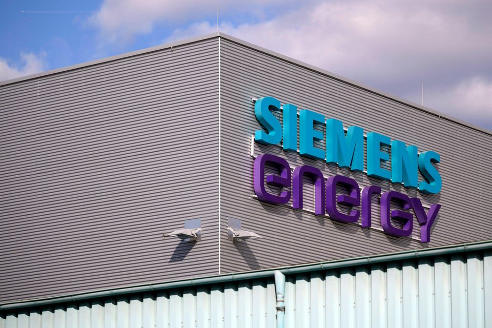 Das Logo der Firma Siemens Energy am Standort des Unternehmens in Nürnberg