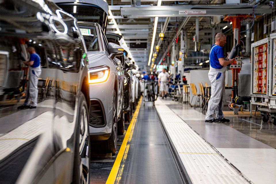 Bis zur Autoindustrie auf Platz sieben verläuft die Statistik der energieintensivsten Branchen recht linear. Für die Herstellung von Kraftwagen und Kraftwagenteilen wurden demnach 2021 bundesweit 37,0 Milliarden kWh an Energie benötigt.