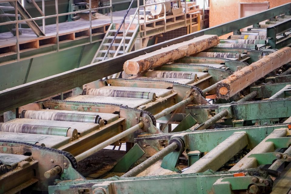 Für die Herstellung von Holz-, Flecht-, Korb- und Korkwaren (ohne Möbel) wurde zuletzt mehr Energie verbraucht als bei der Produktion von Metallwaren. Die Statistik ermittelte für diesen Wirtschaftszweig einen Wert von 27,3 Milliarden kWh.