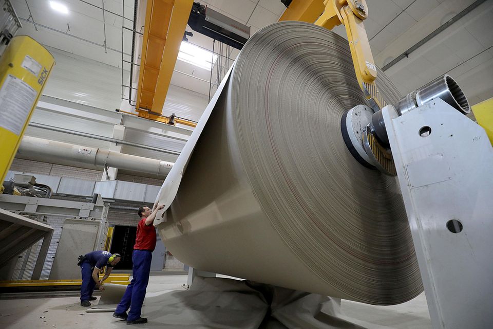 Für die Herstellung von Papier, Pappe und Waren daraus wurde laut Destatis 2021 fast doppelt so viel Energie verbraucht wie in der Autoindustrie. Die Branche kam mit 72,1 Milliarden kWh auf Platz fünf.