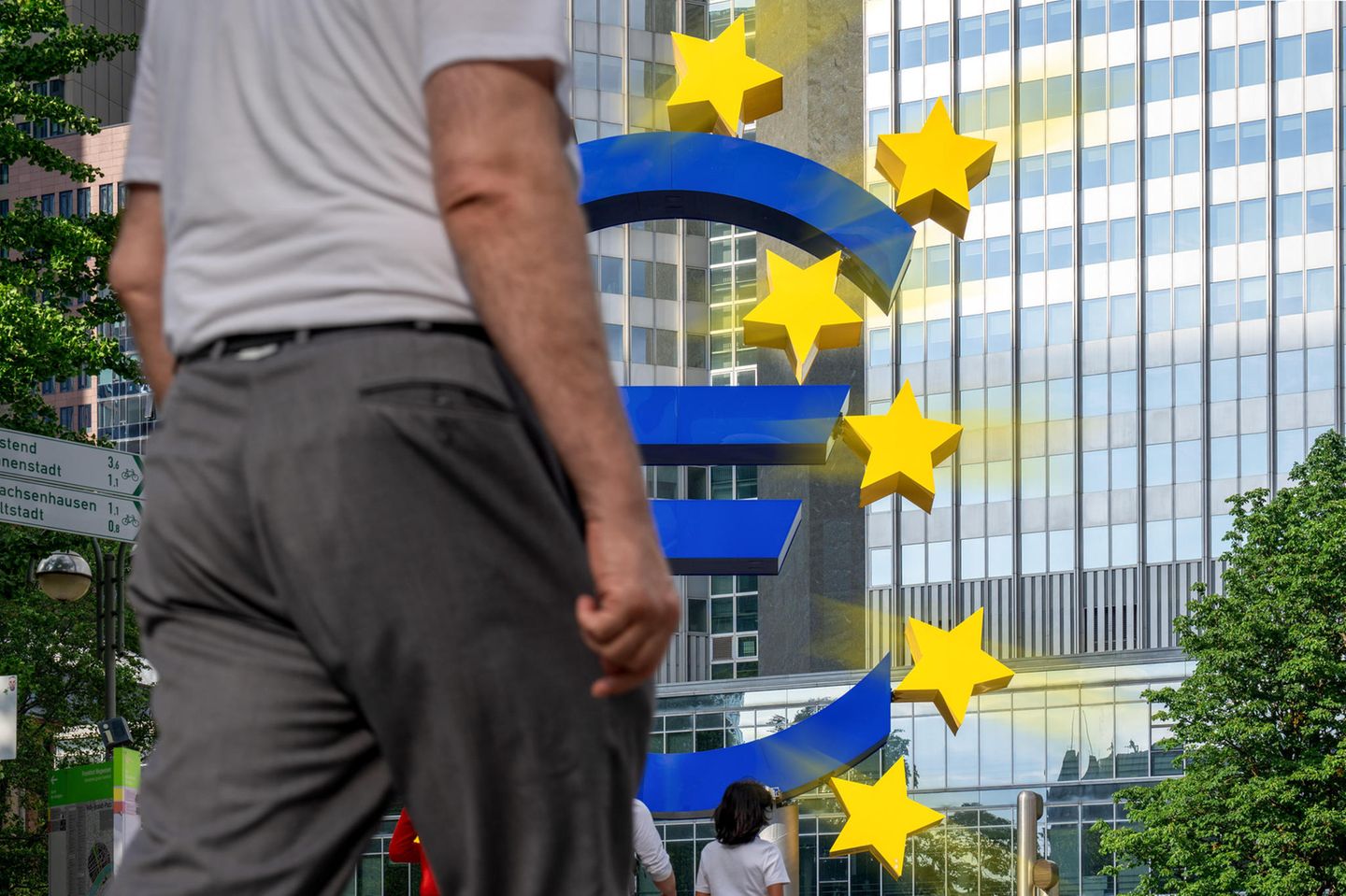 Euro-Skulptur am Willy-Brandt-Platz in Frankfurt am Main