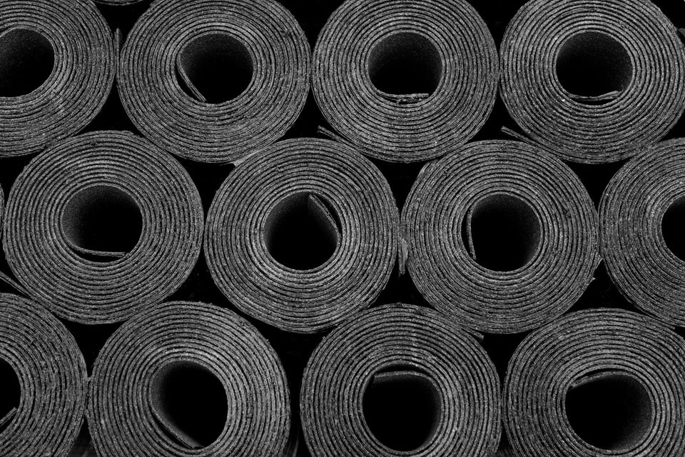 Nach dem Angriff Russlands auf die Ukraine waren die Preise für Gas und Erdöl stark gestiegen. Das schlug sich auch bei Baustoffen aus fossilen Brennstoffen nieder. Bitumen aus Erdöl war im ersten Halbjahr 2023 rund 35,3 Prozent teurer als noch 2021. Verglichen mit der Anfangszeit des Ukrainekriegs lag das Kostenniveau zuletzt um 13,0 Prozent niedriger, wie Destatis mitteilte. Bitumen auf Erdölbasis wird unter anderem im Straßenbau und zur Abdichtung von Dächern, Gebäuden und Fundamenten verwendet.