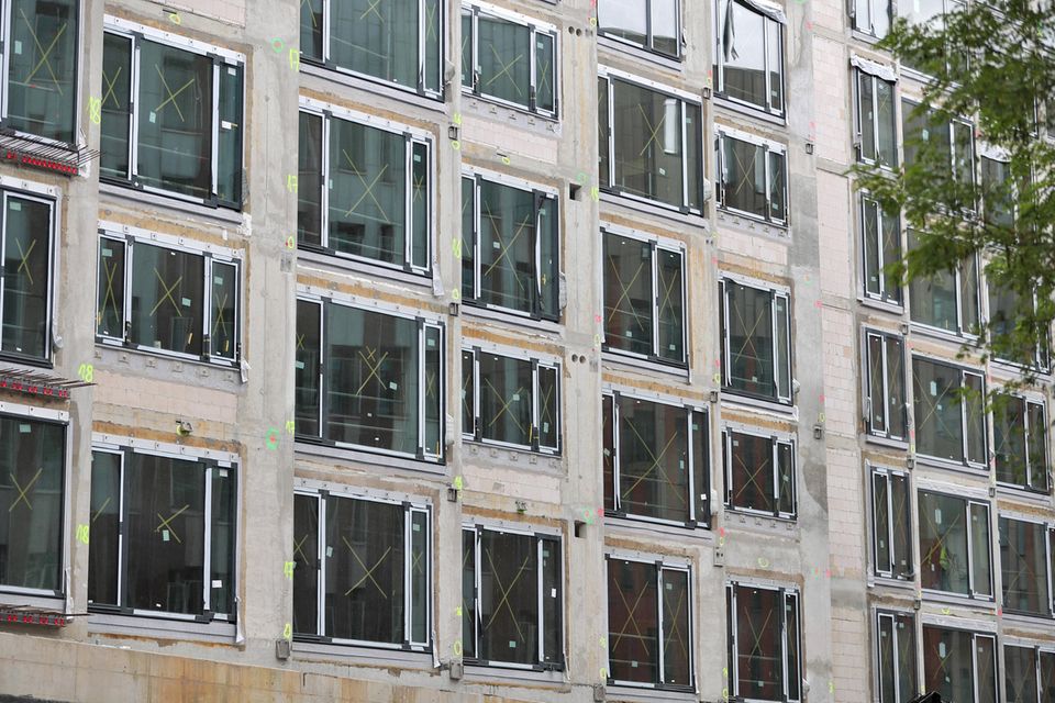 Sogenanntes Flachglas kommt zum Beispiel bei Fenstern oder Glastüren zum Einsatz. Hier gab es verglichen mit dem ersten Halbjahr 2021 den viertgrößten Preisanstieg. Die Statistiker ermittelten ein durchschnittliches Plus in Höhe von 45,4 Prozent. Gegenüber dem Vorjahreszeitraum lagen die Preise nur noch 1,7 Prozent höher.