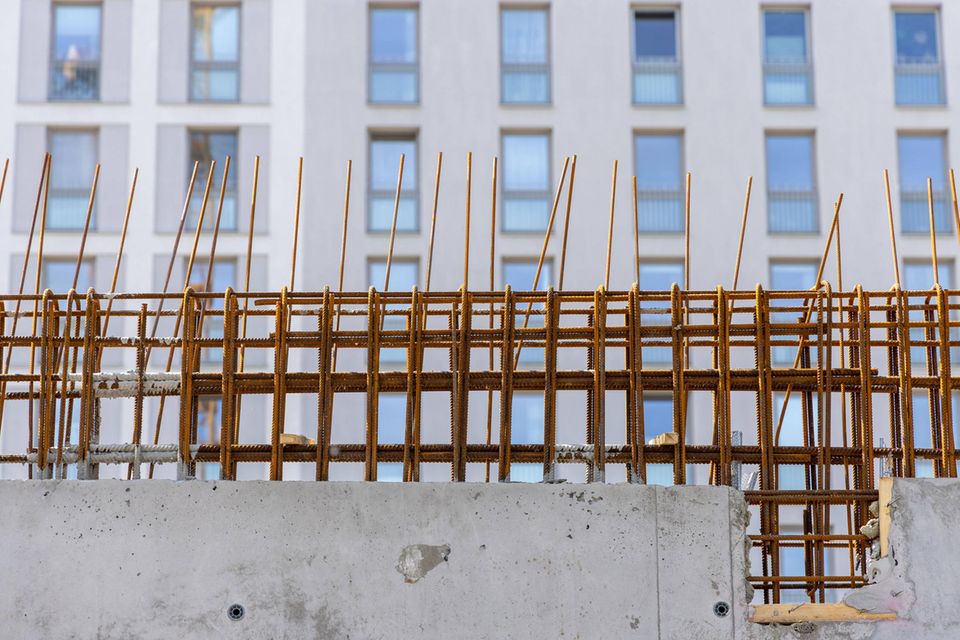 Bauherren zahlten laut der Statistik für Betonstahl in Stäben im Schnitt zuletzt 13,6 Prozent mehr als im ersten Halbjahr 2021. Verglichen mit den hohen Preisen 2022 verzeichneten die Analysten hingegen einen Preisrückgang von 28,5 Prozent.