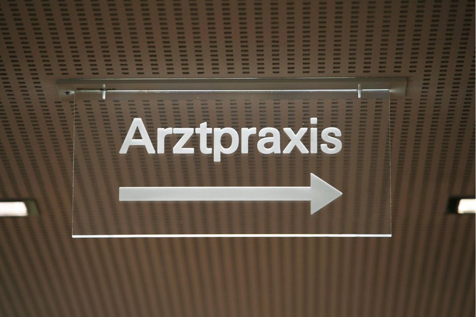 Arztpraxen in Deutschland haben 2021 im Durchschnitt Einnahmen in Höhe von 756.000 Euro verzeichnet. Allerdings verzerren laut dem Statistischen Bundesamt (Destatis) sehr hohe Werte bei einigen Praxen das Bild. Betrachtet man den Medianwert, verzeichnete die Hälte aller Arztpraxen Einnahmen bis 464.000 Euro, teilte die Statistikbehörde mit.