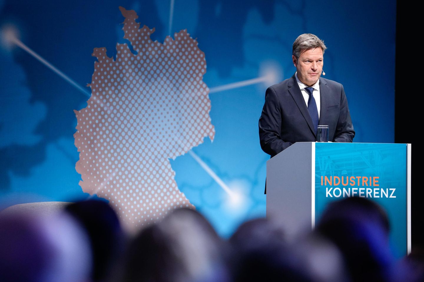 Wirtschaftsminister Robert Habeck spricht auf der Industriekonferenz Ende Oktober